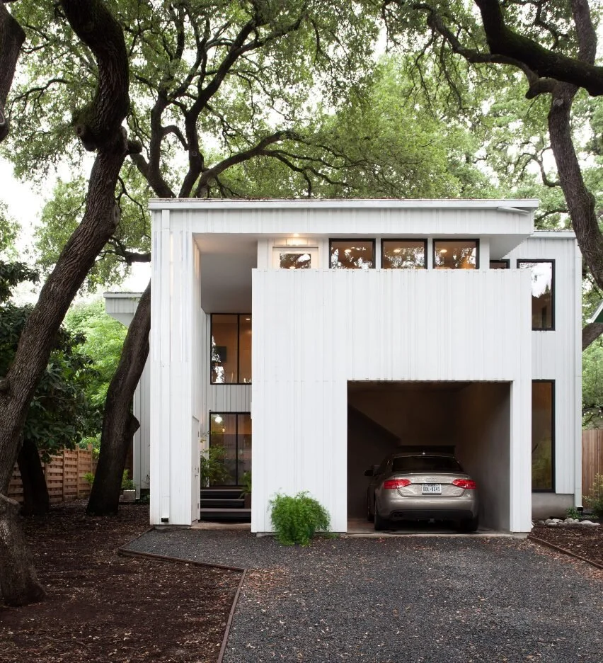 Dezeen — Vertical strips surround white Barcode House in Austin by Webber + Studio (6 of 12)