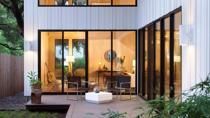 Dezeen — Vertical strips surround white Barcode House in Austin by Webber + Studio (12 of 12)